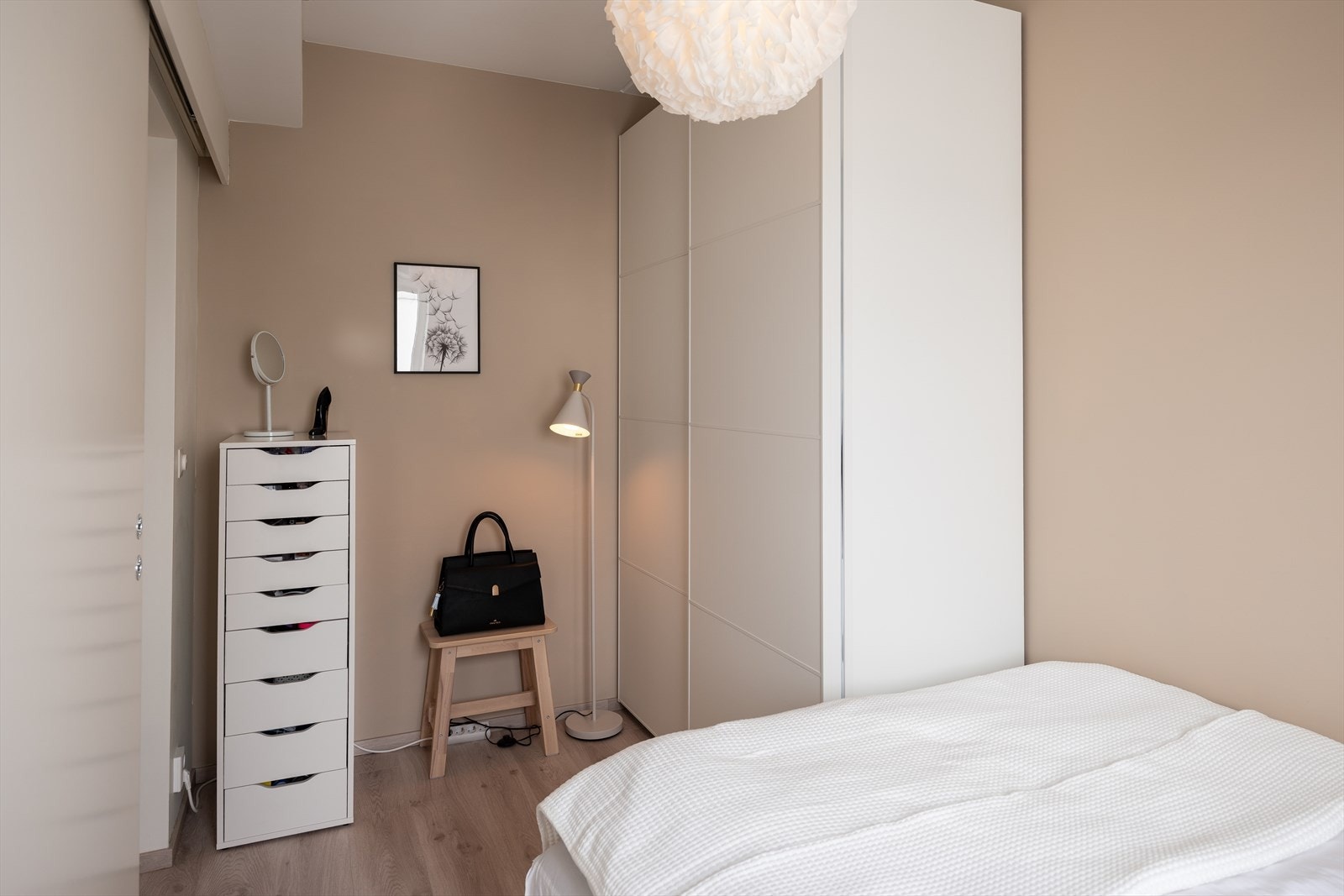 Garderobeskapet medfølger handelen. Galleribilde