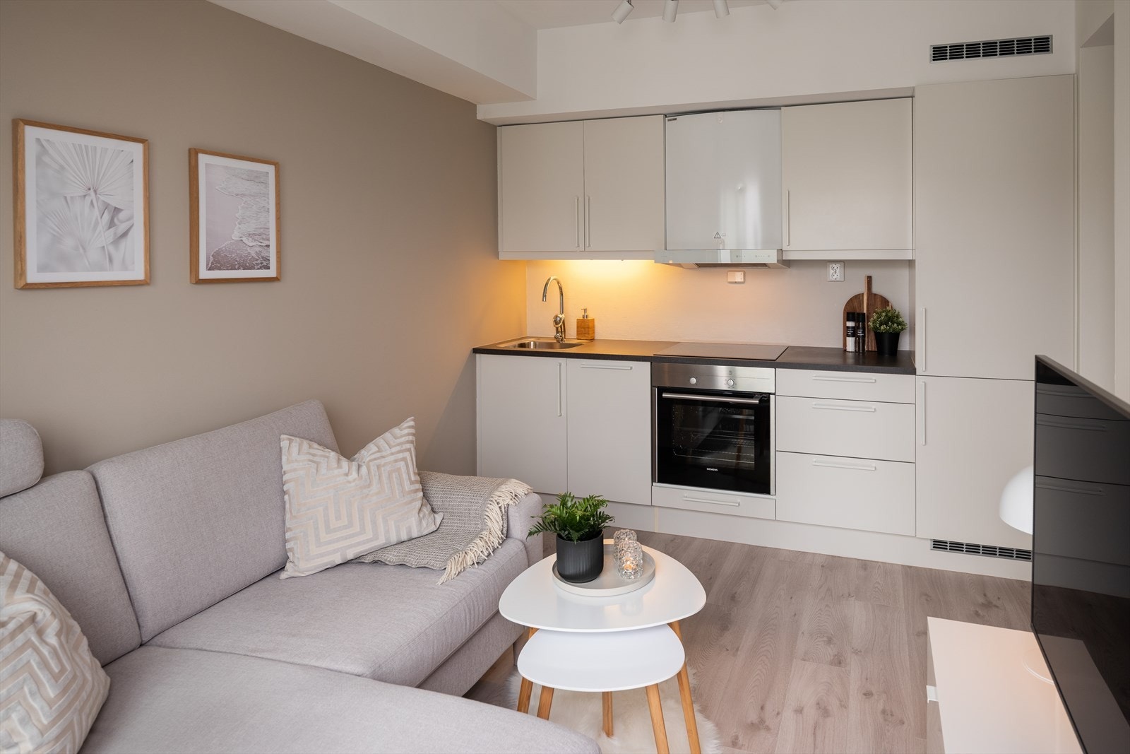 Felleskostnadene er lave og innholdrike. De inkluderer blant annet oppvarming, tv/internett og diverse vedlikehold/drift iht. regnskap. Det er verdt å merke seg den gode takhøyden! Galleribilde