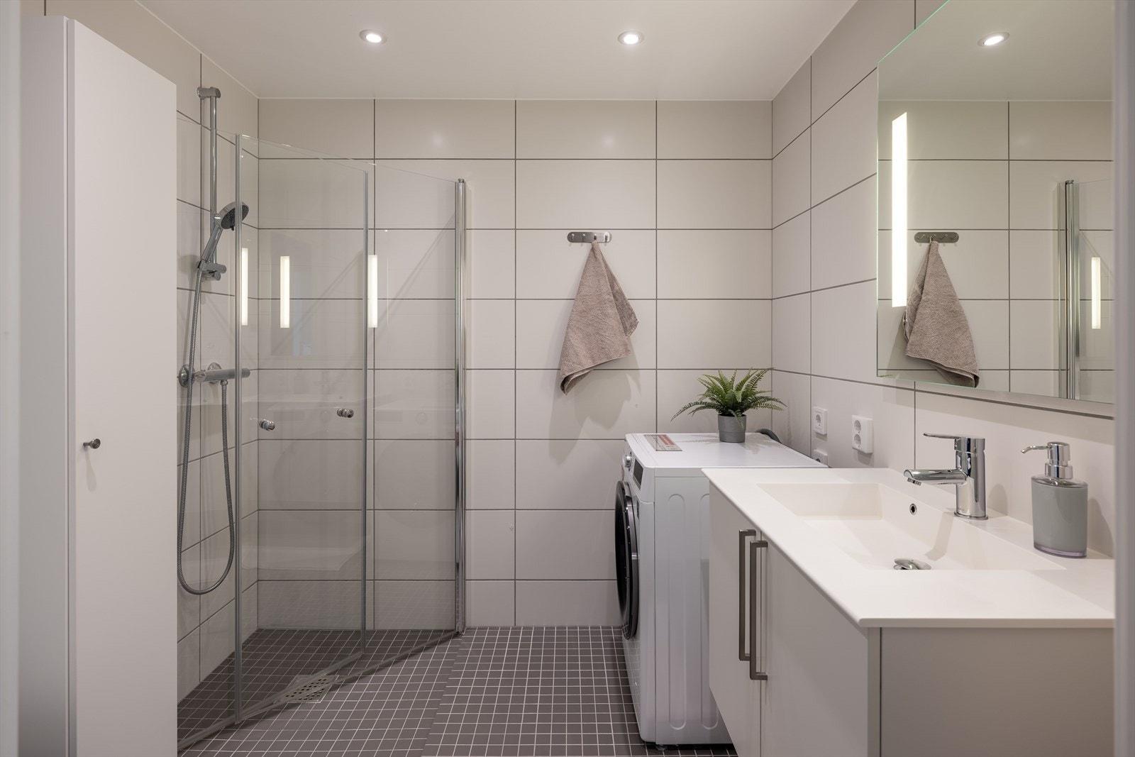 Pent og flislagt bad på hele 4,5m² med varme i gulv som varmekilde. Galleribilde