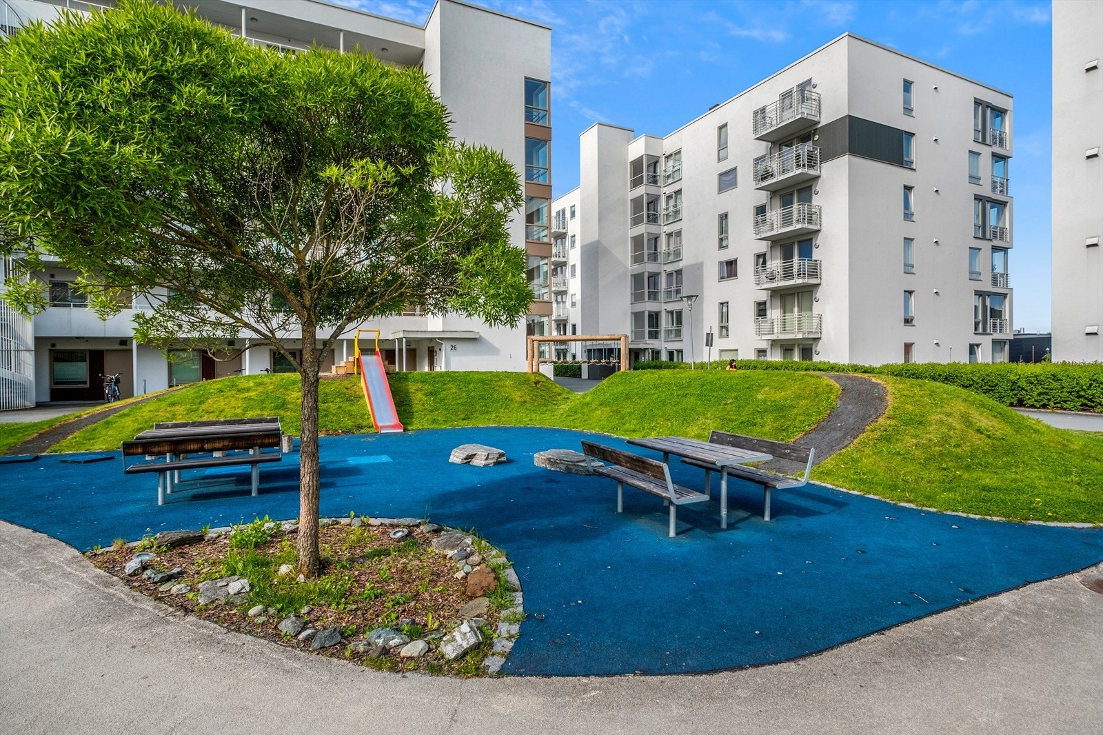 Det er etablert flotte fellesarealer med lekeplass og sittegrupper. Galleribilde