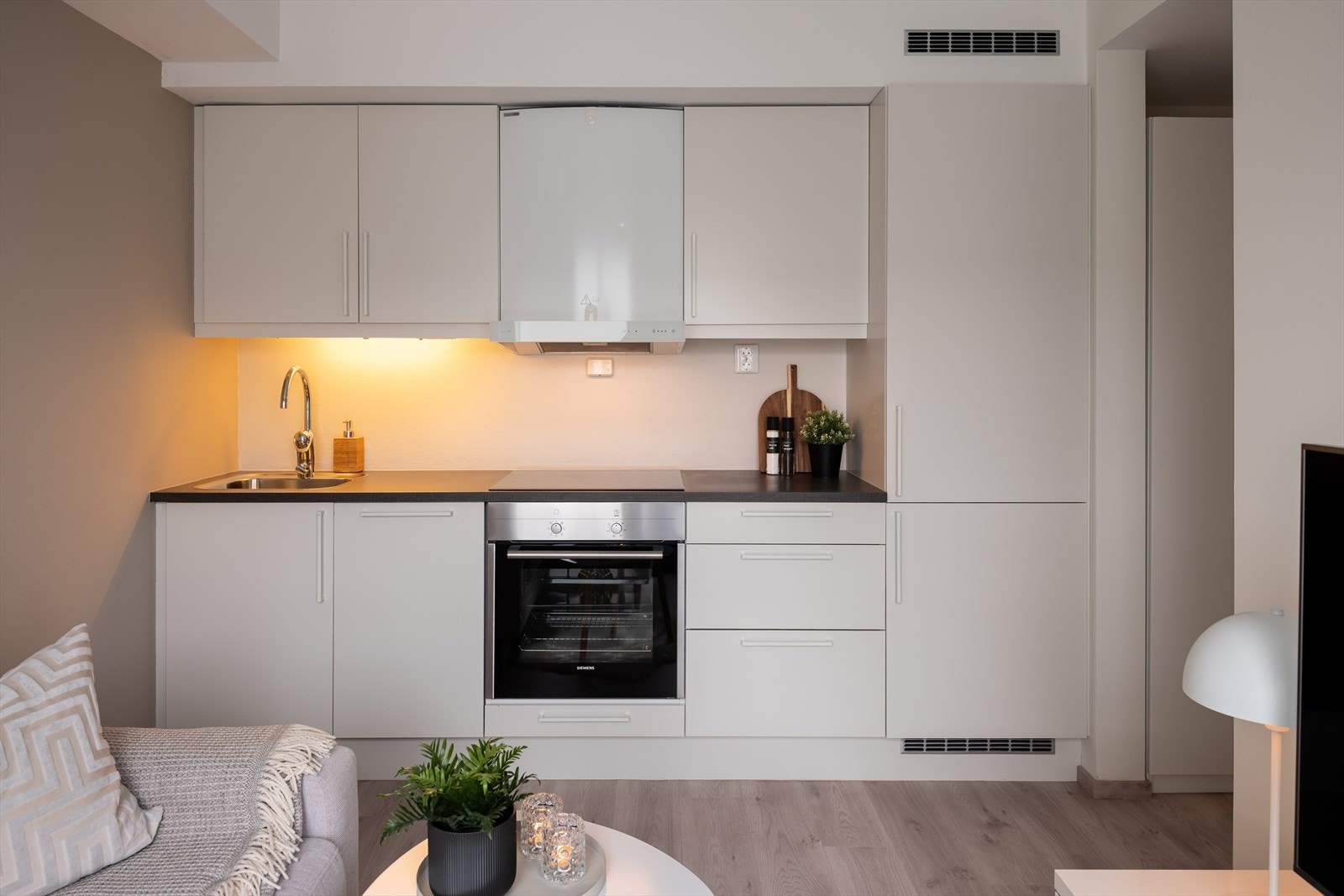 Kjøkkenet byr på integrerte hvitevarer som oppvaskmaskin, platetopp, kjøl/frys og ovn. Galleribilde