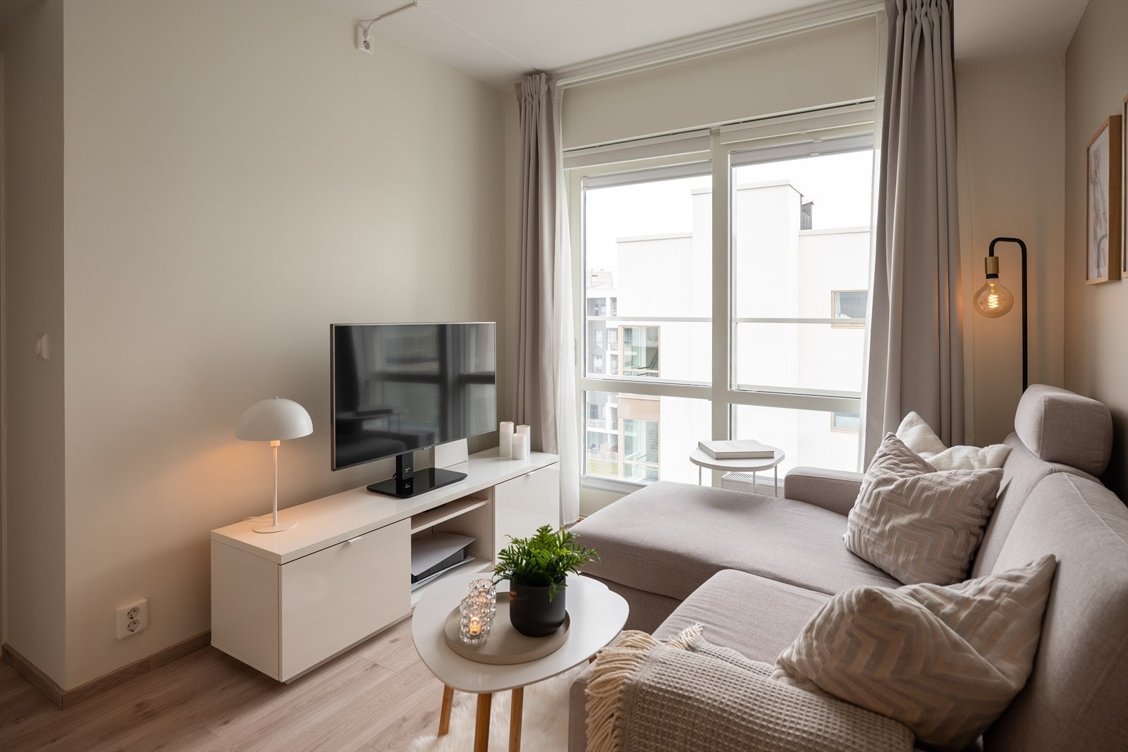 Videre holder leiligheten en pen standard og er vurdert til TG1 på alle punkter i takstrapporten. Man får også alt av moderne kvaliteter som fjernvarme, balansert ventilasjon og heis i bygget. Galleribilde