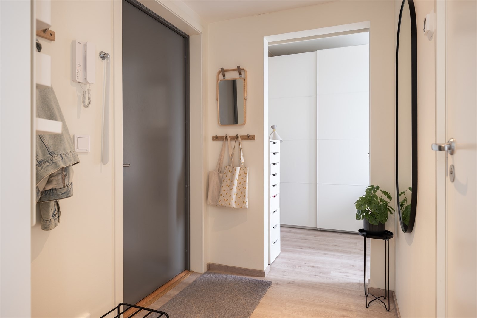 Innbydende entré på 4m² med plass til oppbevaring av både sko og yttertøy. Galleribilde