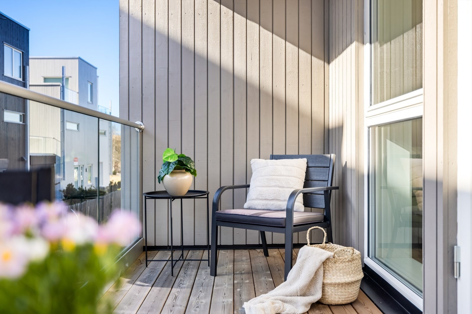 Uteplassen har utebelysning på vegg, stikk og rekkverk i glass. God plass til utemøbler og grill. Galleribilde