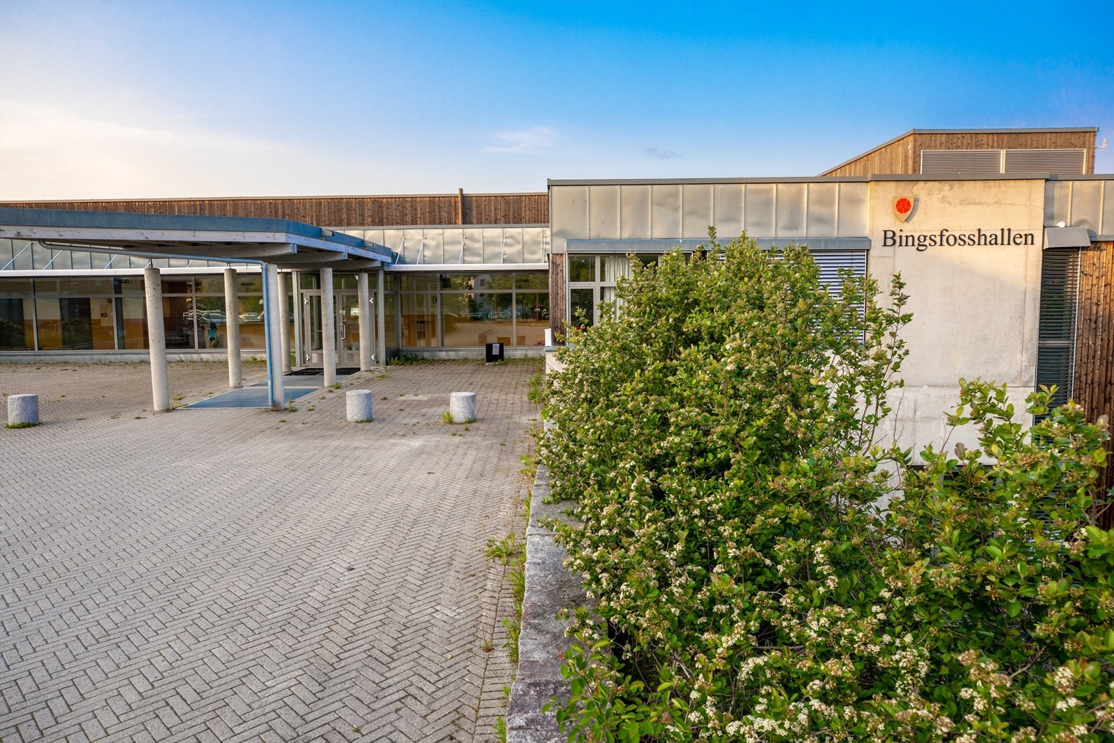 Bingsfosshallen ved ungdomsskolen. Galleribilde