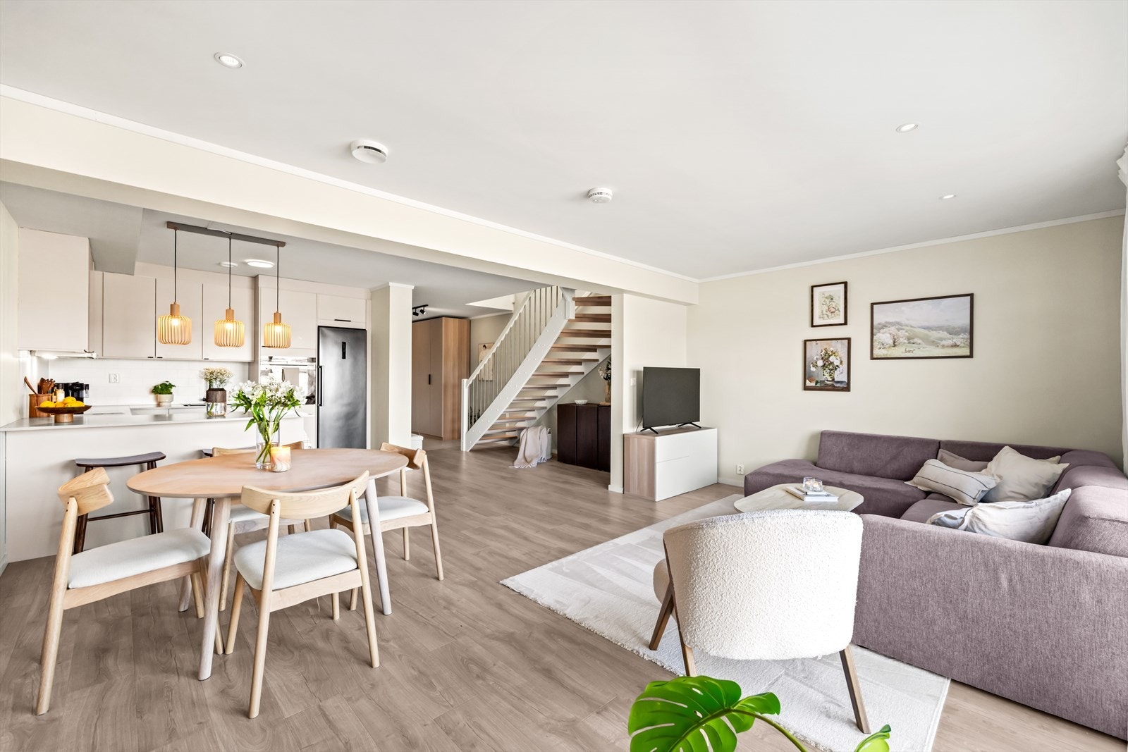 Moderne enderekkehus med "flytt-rett-inn"-standard, energivennlige finesser og gode kvaliteter for en barnefamilie. Galleribilde