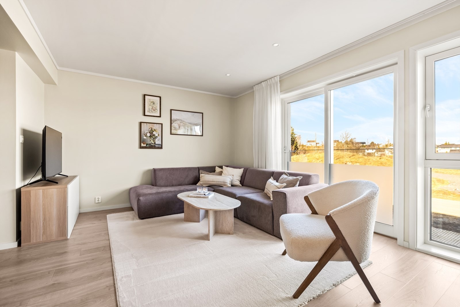 Interiøret er moderne med lekre farger, parkettgulv og utstrakt bruk av downlightsbelysning. Galleribilde