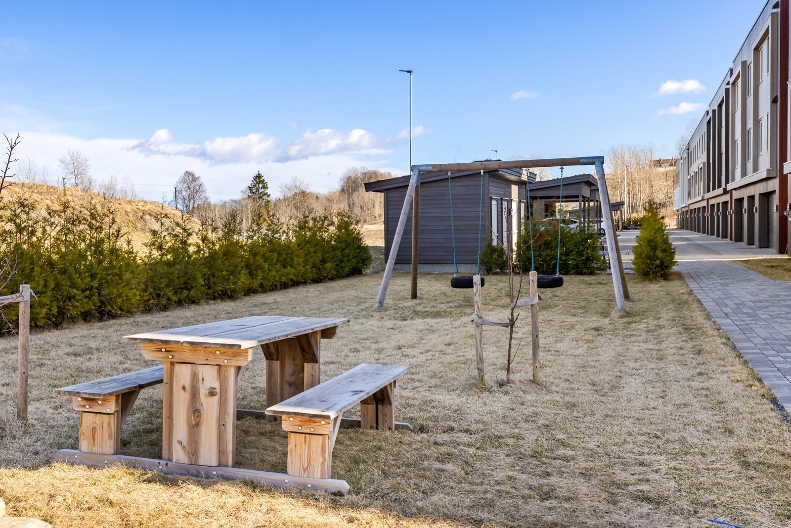 Barnevennlig nabolag med lekeplass like utenfor. Galleribilde