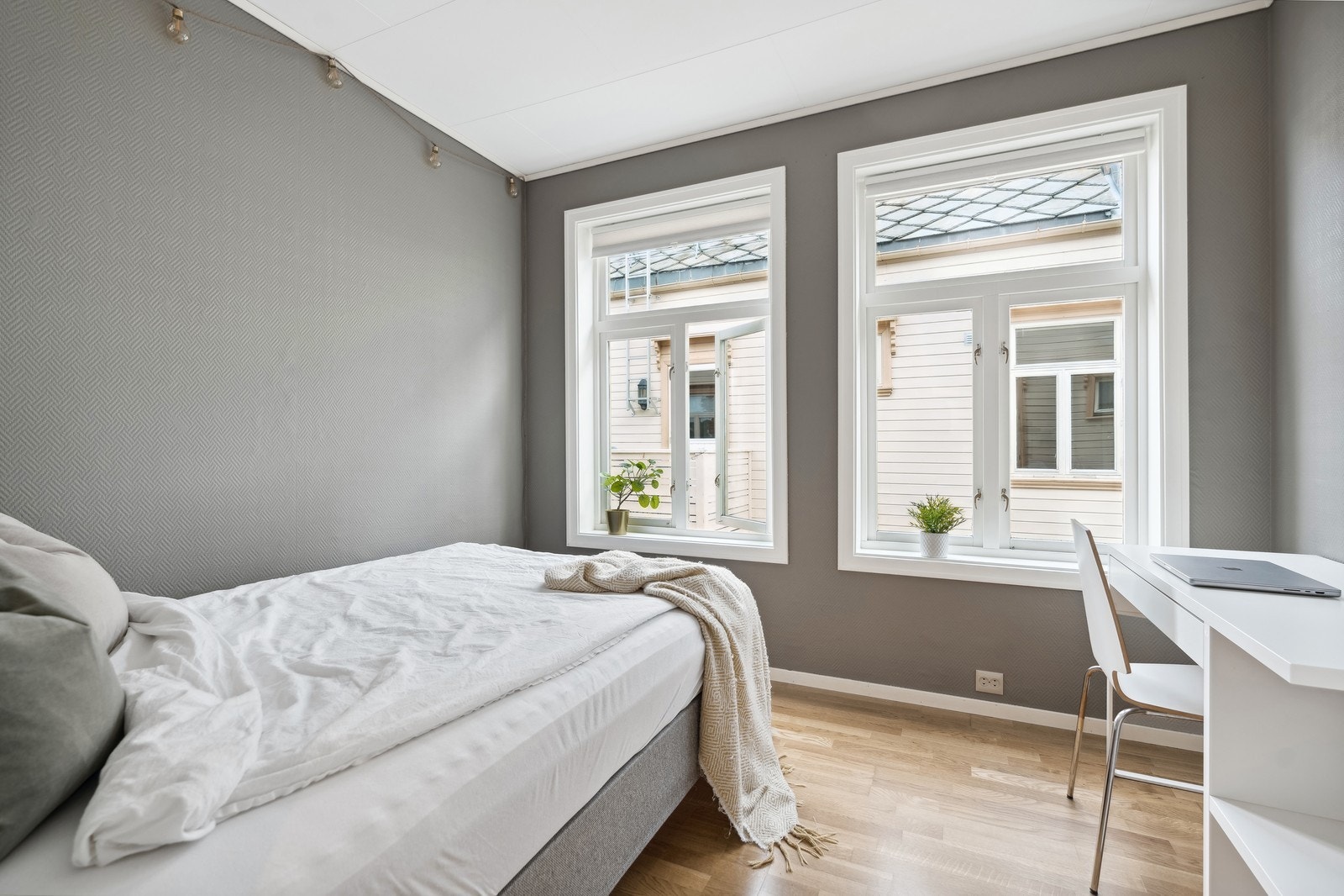 Soverom 1 med seng, skrivepult og stol. Galleribilde