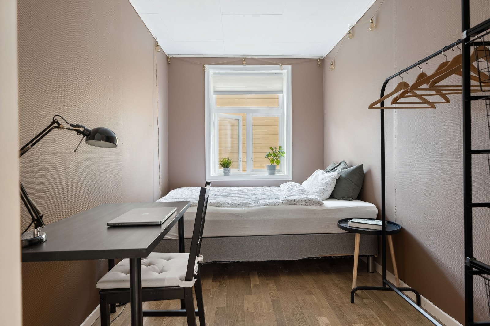 Soverom 3 med seng, skrivepult og stol. Galleribilde