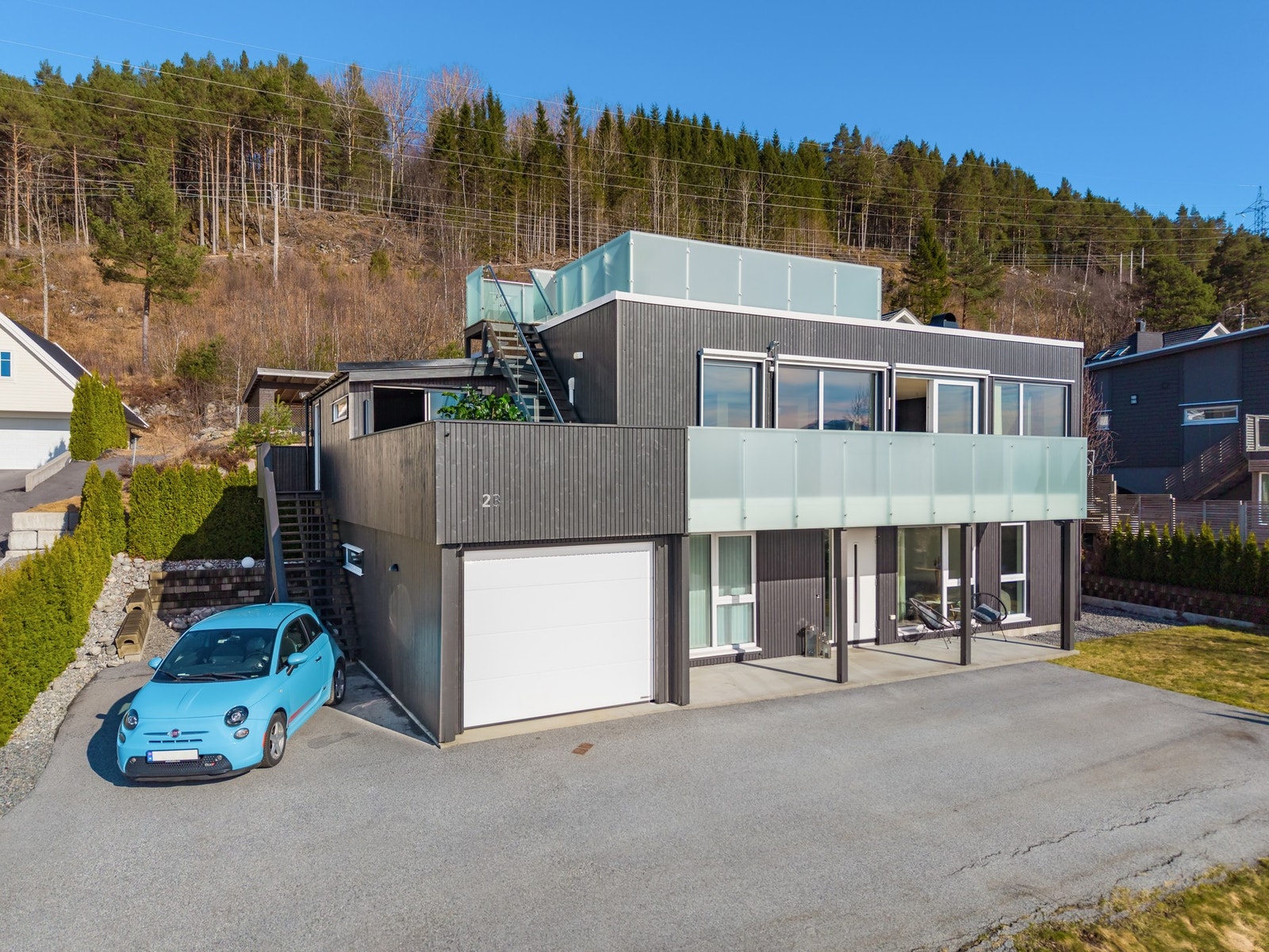 Boligen er på 165 kvm og har garasje på 29 kvm. Totalt areal for terrasser og veranda er på hele 87 kvm. Galleribilde