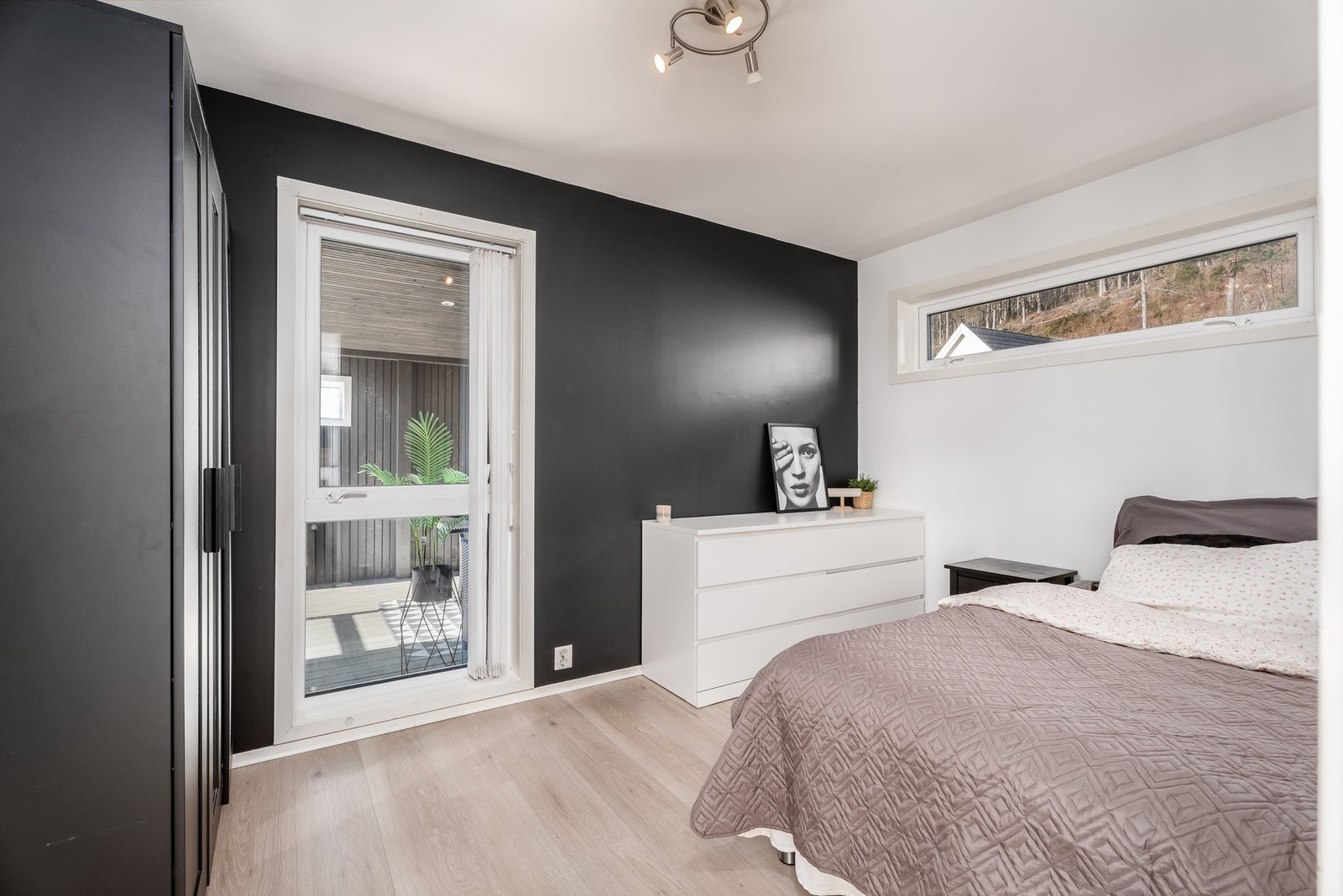 I hovedetasjen er det også 1 soverom som har plass til dobbeltseng. Hagestuen skimtes utenfor. Galleribilde
