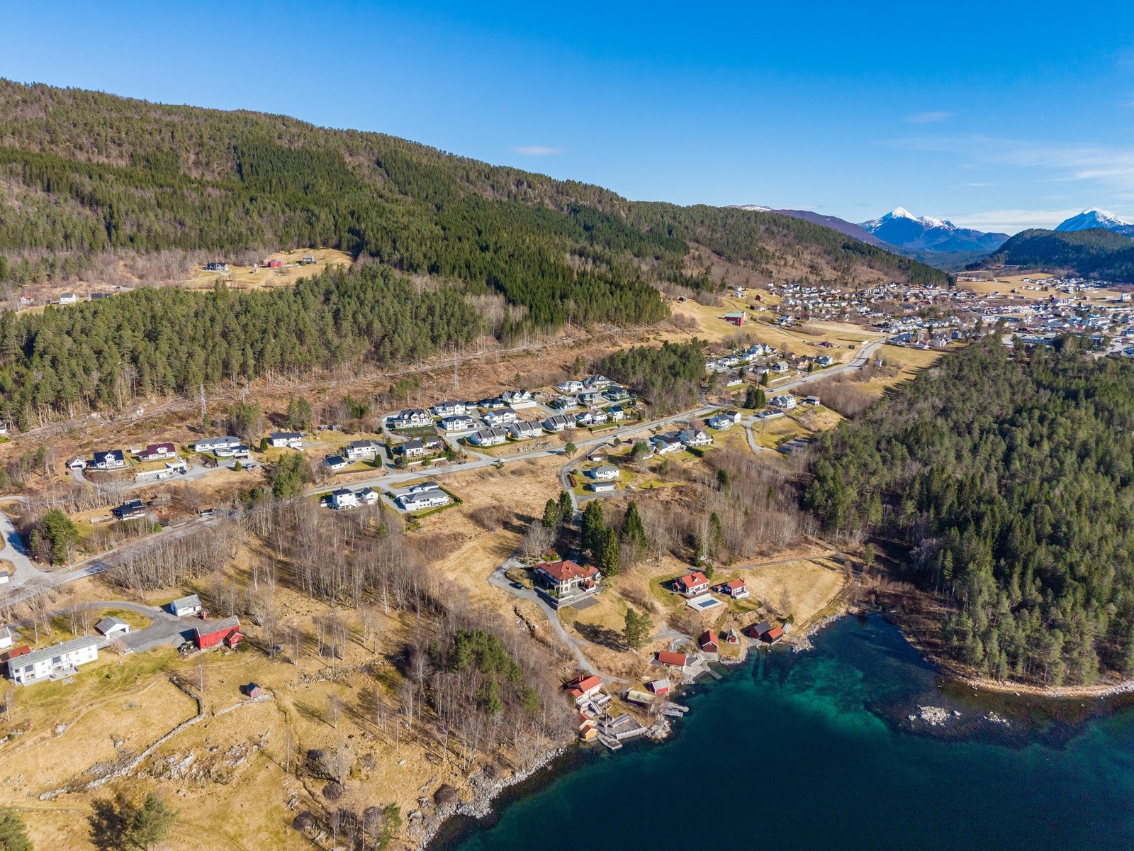 Dronefoto over solskinnsbygda Skodje. Galleribilde