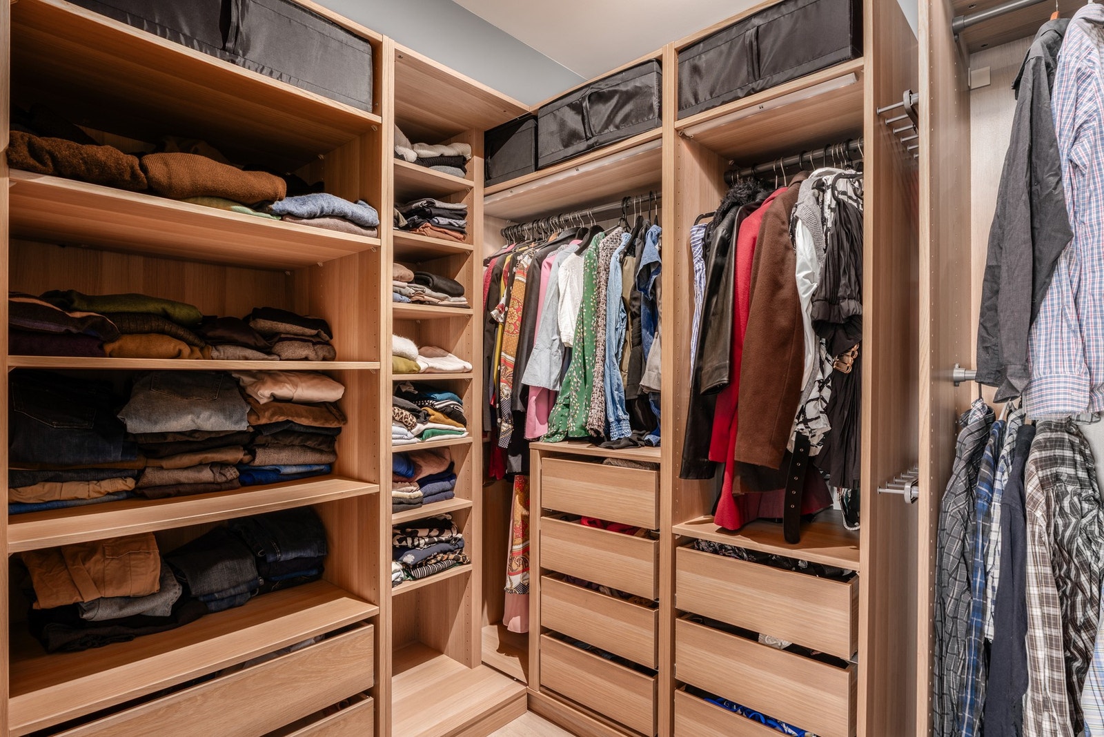 Walk-in med god plass til hele din garderobe. Legg merke til de funksjonelle løsningene med oppheng, skuffer og knagger. Galleribilde