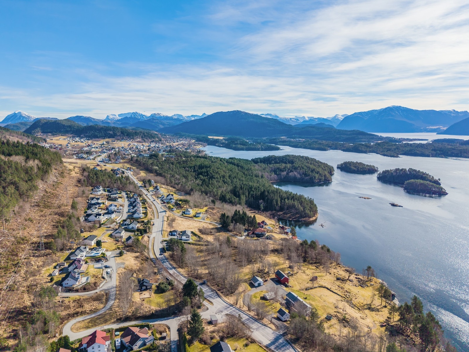 Dronefoto over solskinnsbygda Skodje. Galleribilde