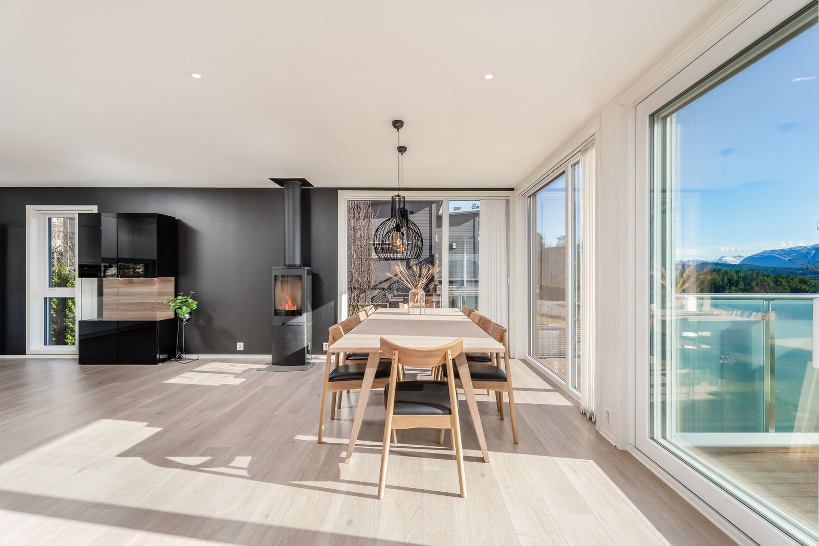 Stua er stor nok til ha ulike møbleringsmuligheter. Her kan du velge det du ønsker i forhold til rundt spisebord, større sofa og fremdeles beholde danseplassen på stuegolvet. Galleribilde