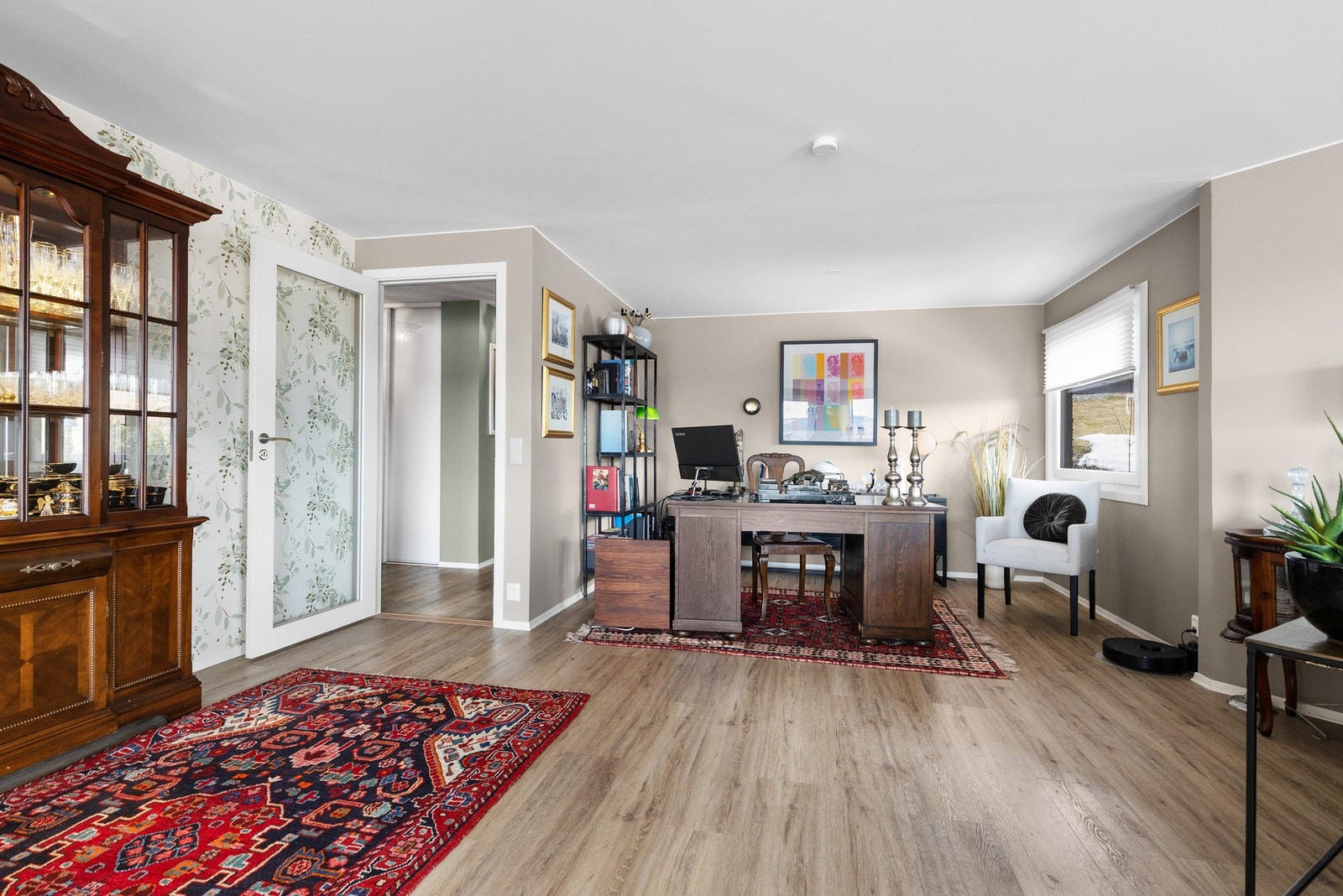 Denne delen av stuen var tidligere et soverom, og kan enkelt tilbakeføres til dette ved å sette opp en lettvegg Galleribilde