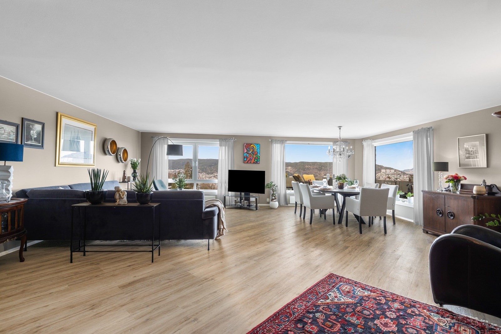 Lys og luftig stue med laminatgulv og slette vegg- og himlingsflater Galleribilde