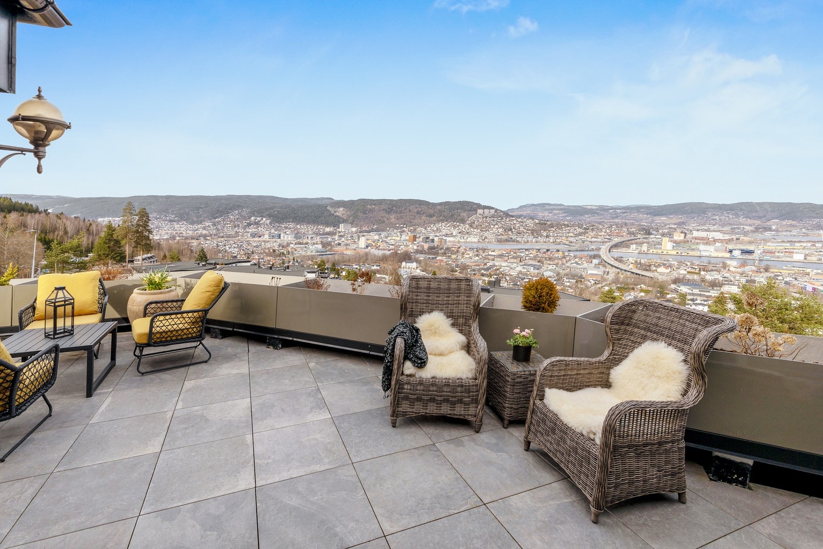 Fra vinterhagen er det videre adkomst til nordvestvendt terrasse på ca. 36 kvm Galleribilde