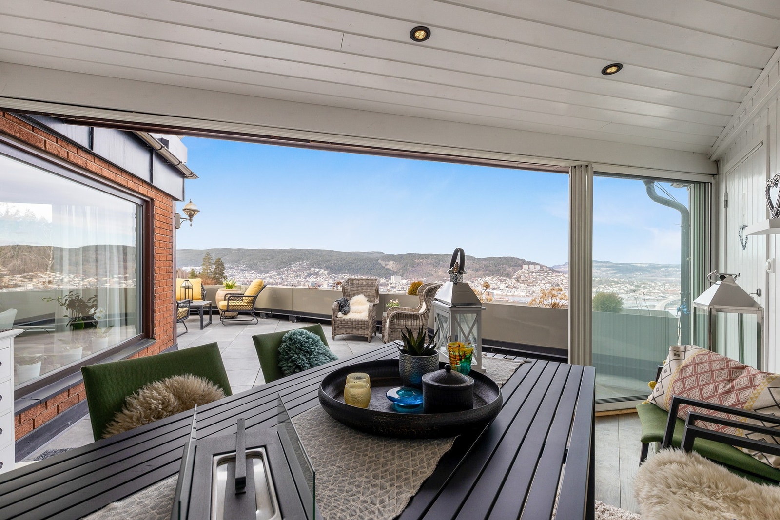 Vinterhagen har parkettgulv, panel på vegger og innfelte downlights i himling Galleribilde