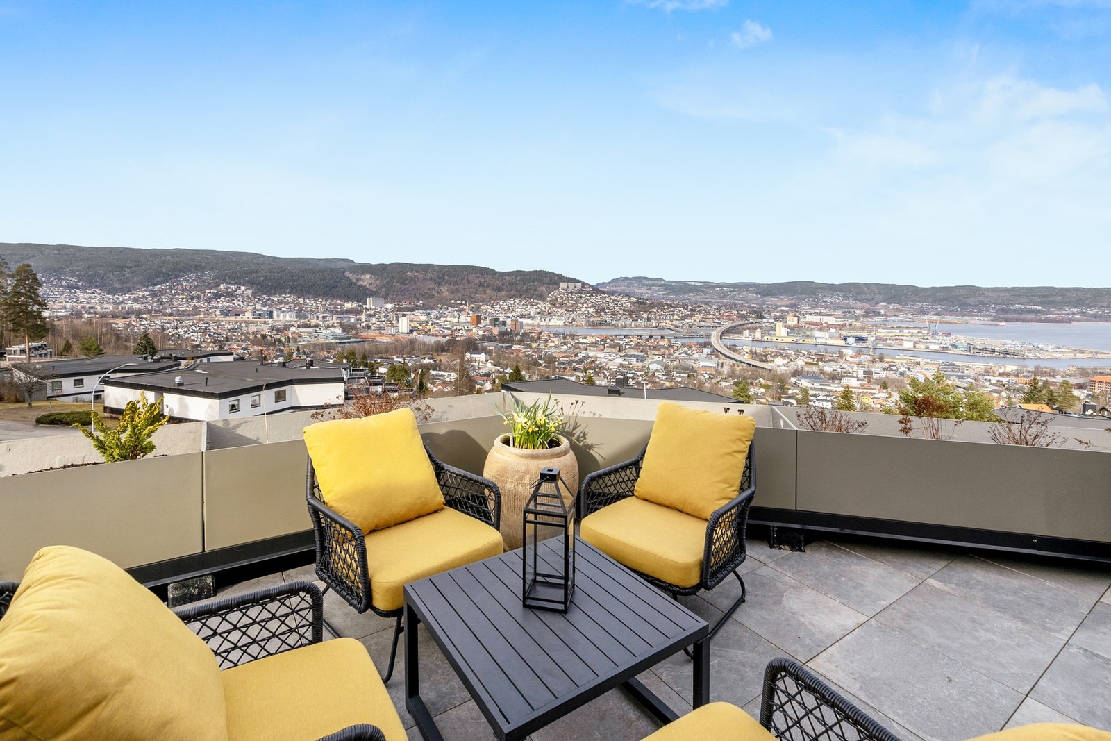 Terrassen er oppført i betong, har heller på gulv og rekkverk med plassbygde blomsterkasser Galleribilde