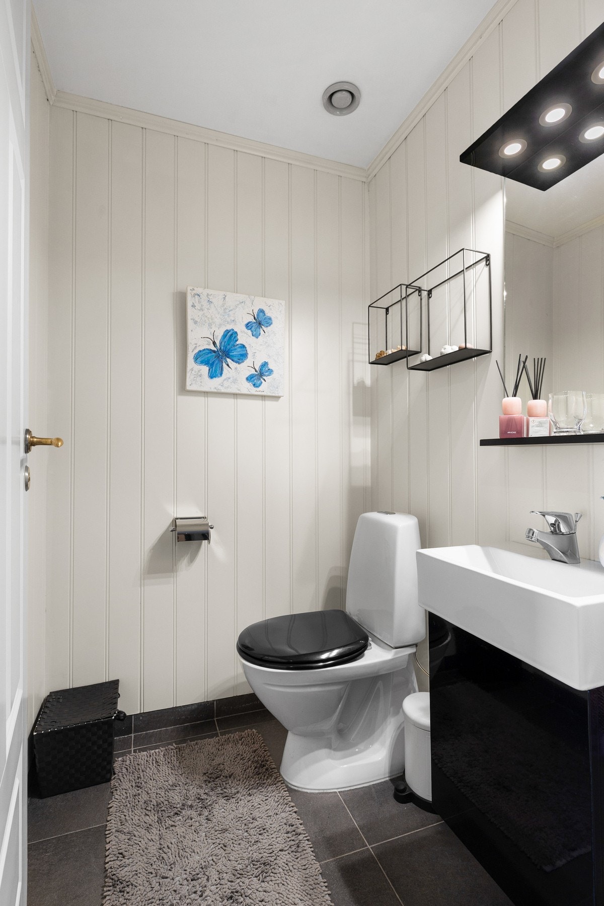 Separat toalettrom med sanitærutstyr bestående av servant med servantskap og gulvstående toalett Galleribilde