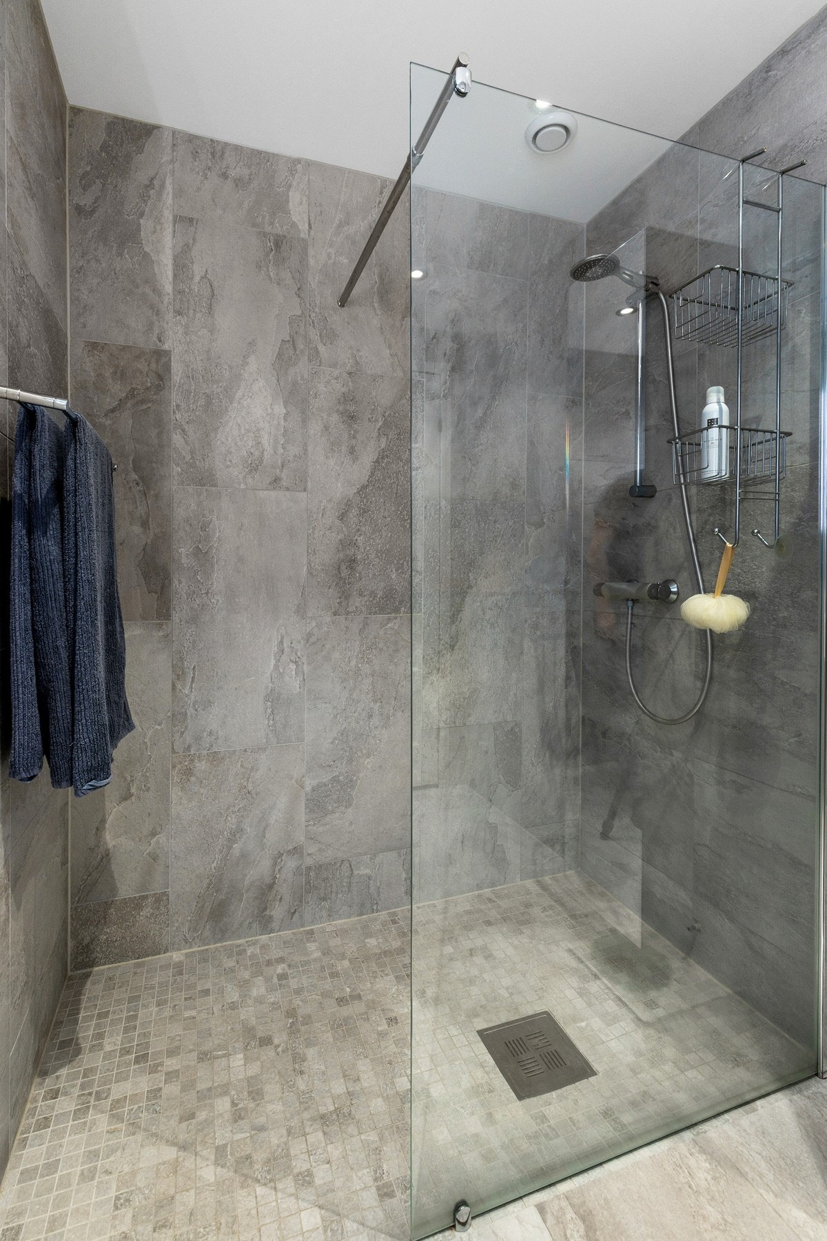 Badet er utstyrt med baderomsinnredning med ovenpåliggende servant og dusjhjørne Galleribilde