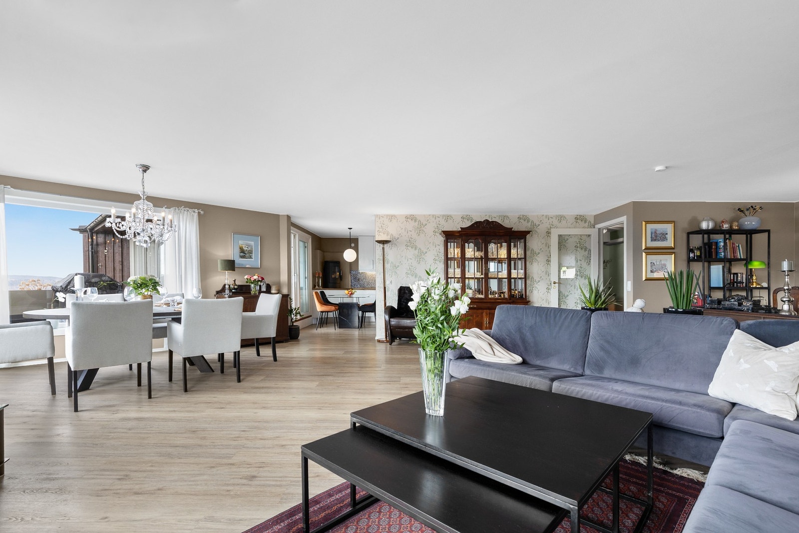 Rommet har delvis åpen kjøkkenløsning som bidrar til en sosial atmosfære Galleribilde