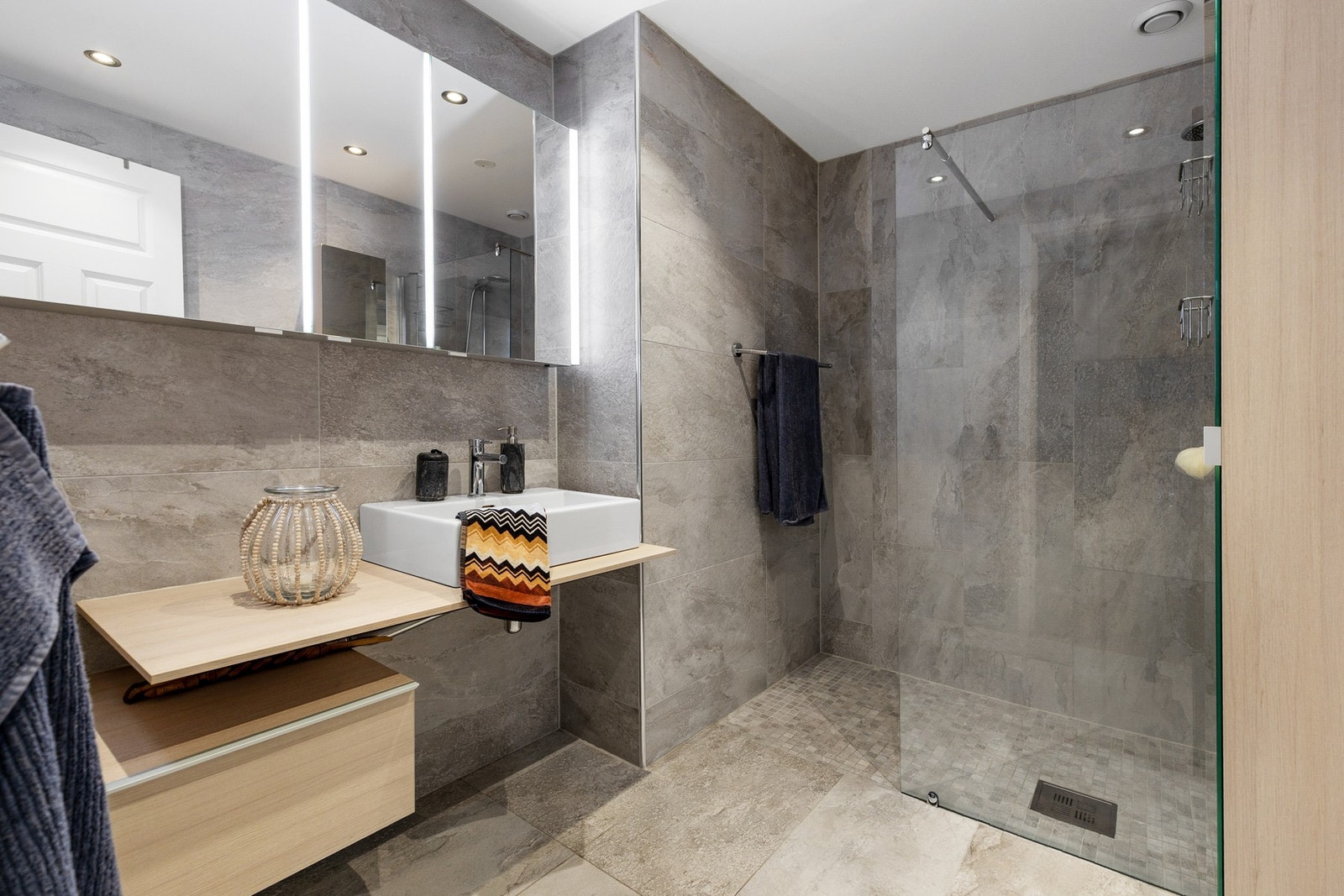 Helfliset bad med gulvvarme, downlights i himlingen og mekanisk ventilasjon Galleribilde