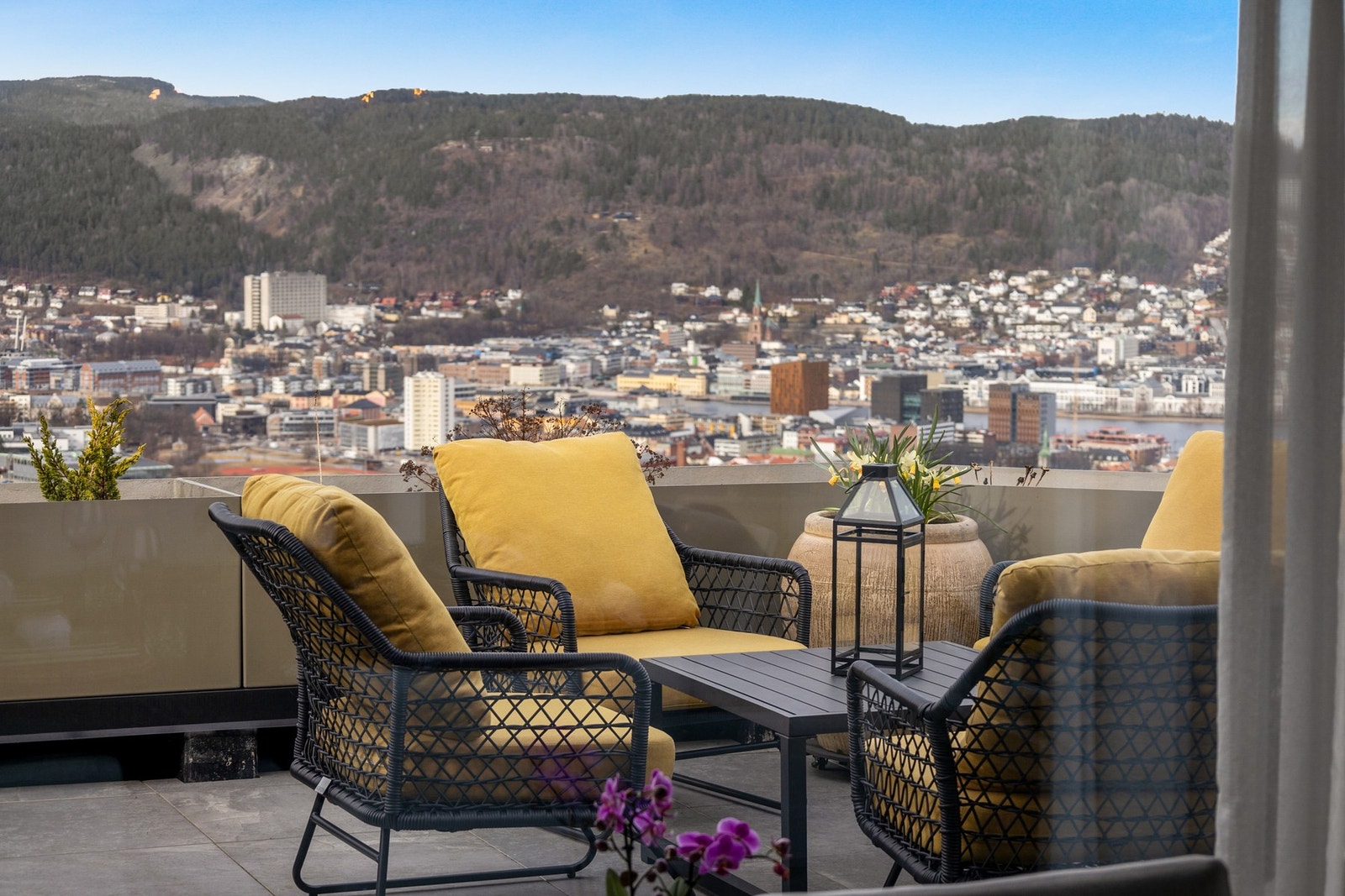 Dette er en stor og attraktiv terrasseleilighet med nordvendt uteplass og fantastisk panoramautsikt over byen Galleribilde