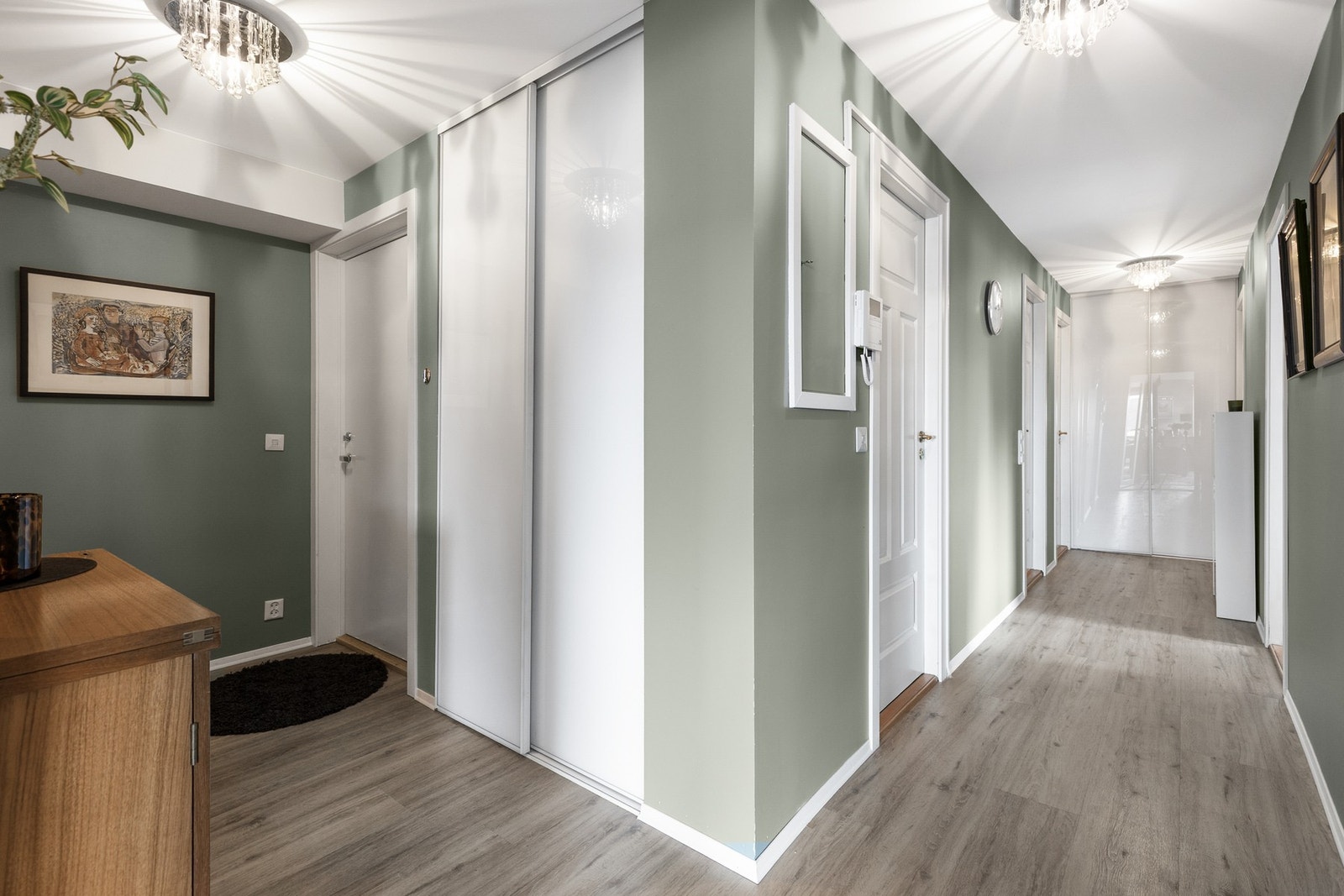 Entré/gang med skyvedørsgarderober Galleribilde