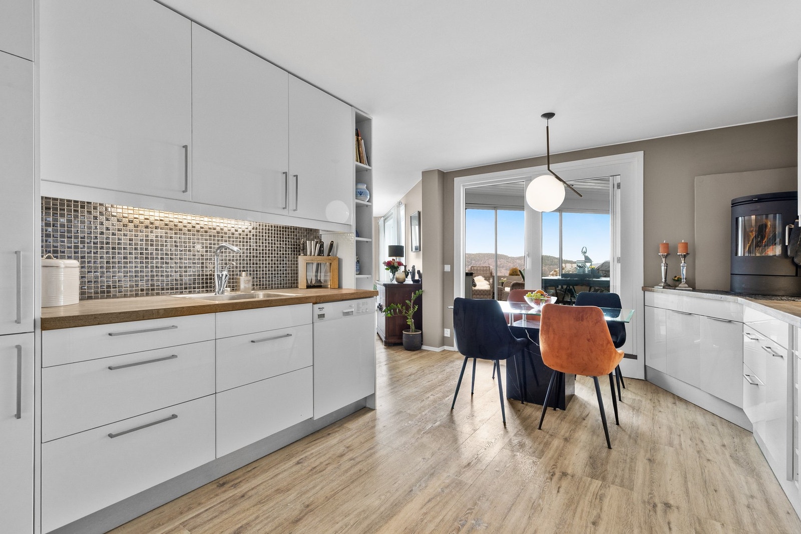 Innredningen har godt med skap- og benkeplass Galleribilde