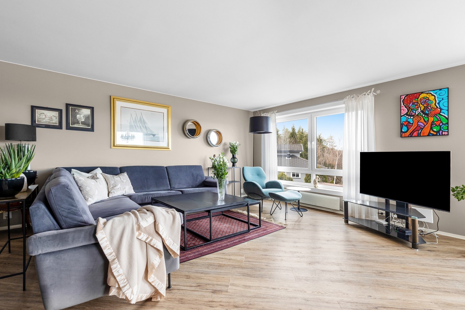 Rommet kan enkelt innredes i flere soner, og det er god plass til sofa, tv-møblement og spisegruppe Galleribilde