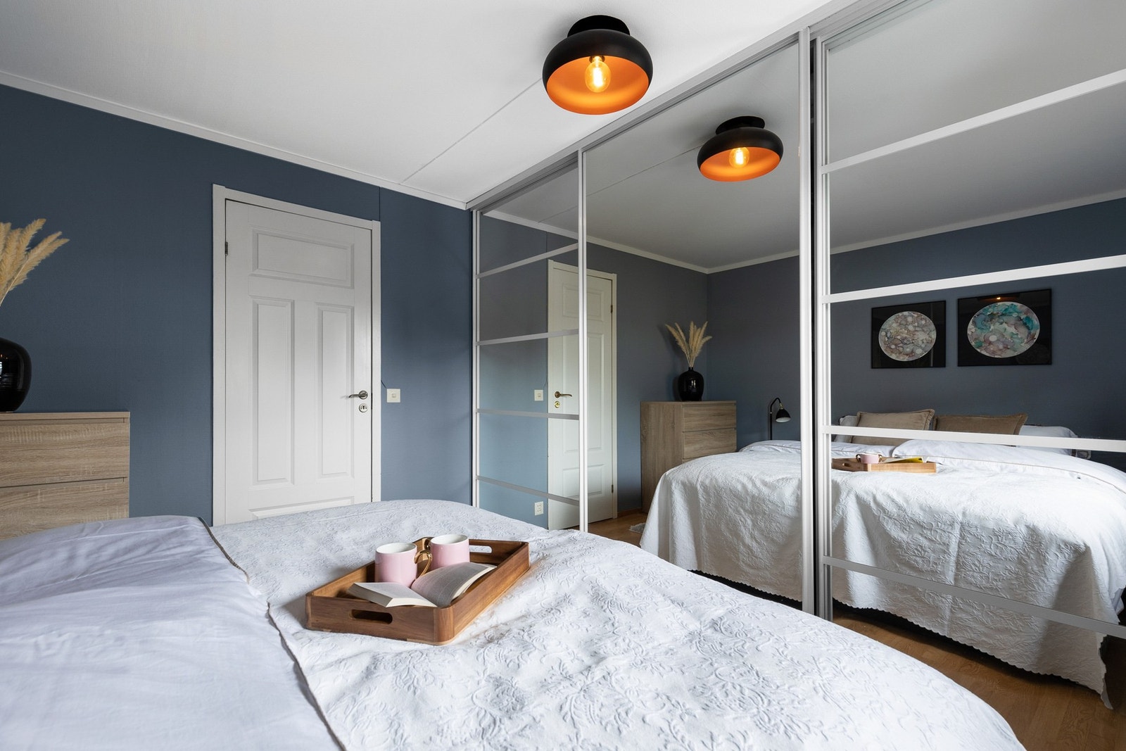 Hovedsoverommet har fin plass til dobbeltseng, nattbord og stor skyvedørsgarderobe med speilfronter Galleribilde