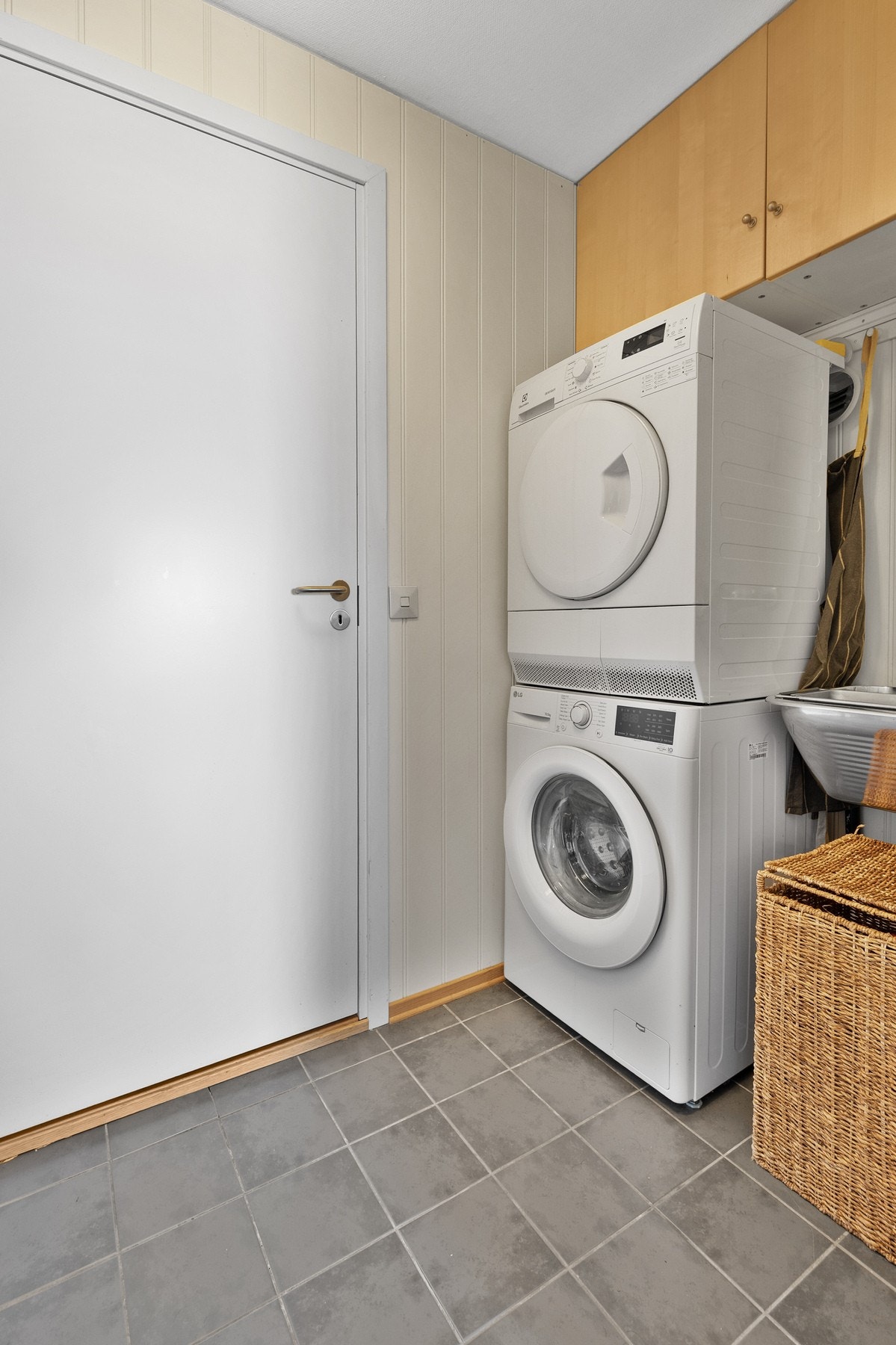 Praktisk vaskerom med røropplegg for vaskemaskin, skyllekar og mekanisk avtrekk Galleribilde