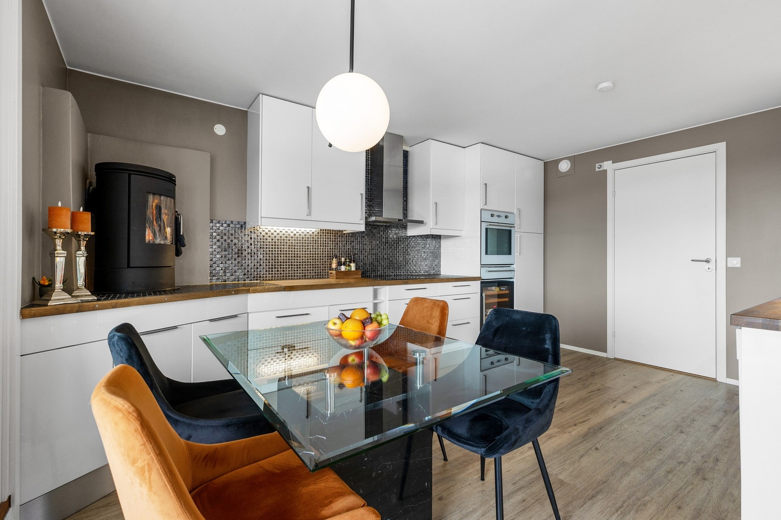 Kjøkkeninnredning med glatte fronter og benkeplate av heltre Galleribilde