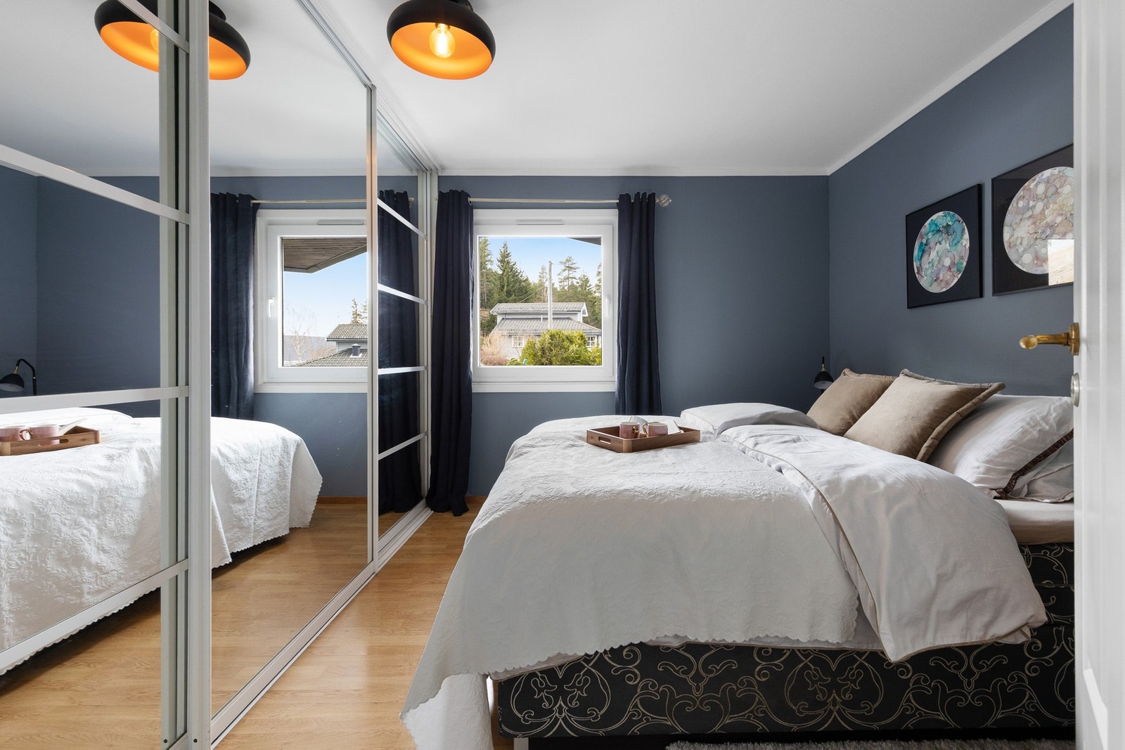 Leiligheten har to soverom, begge med laminatgulv og slette vegg- og himlingsflater Galleribilde