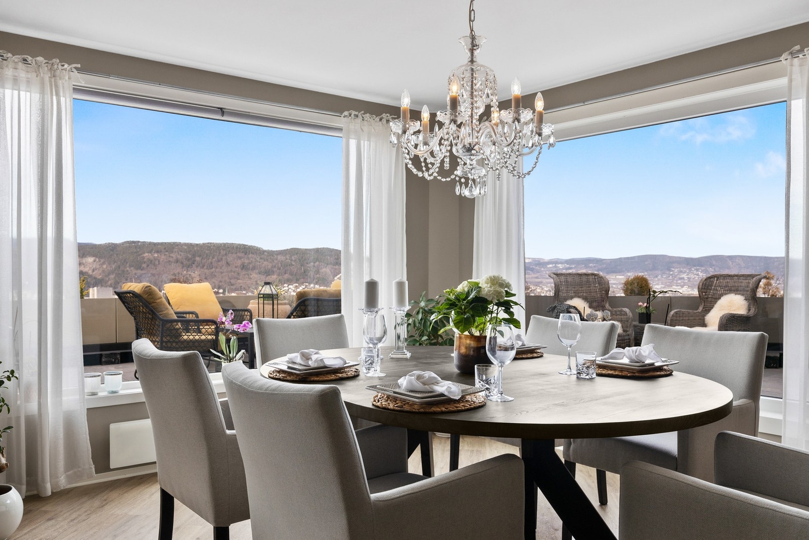 Rommet har flere store vindusflater som slipper inn rikelig med naturlig lys Galleribilde