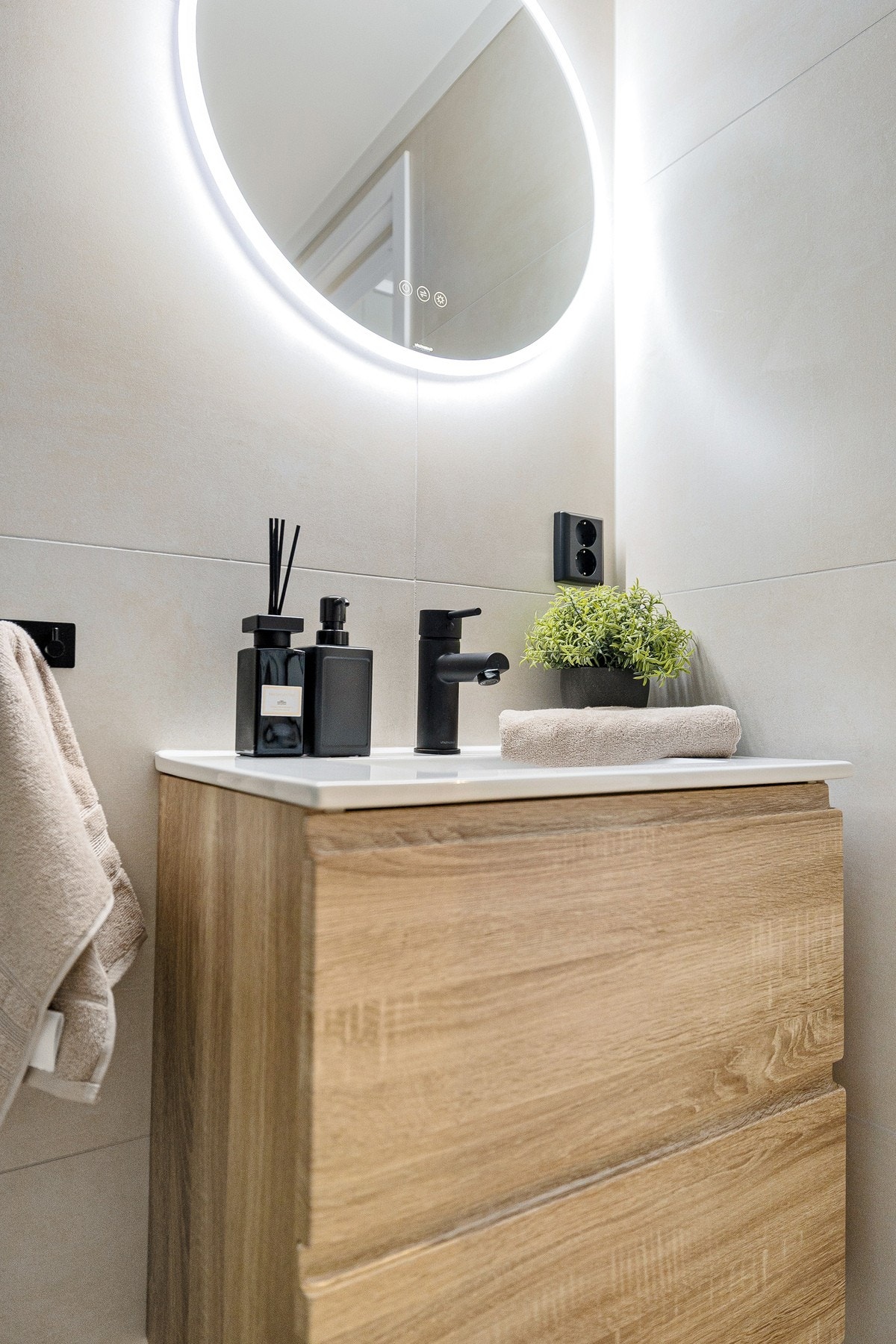 Badet er innredet med servantinnredning med gode oppbevaringsmuligheter og heldekkende servant, samt speil med integrert belysning som gir et behagelig lys. Galleribilde