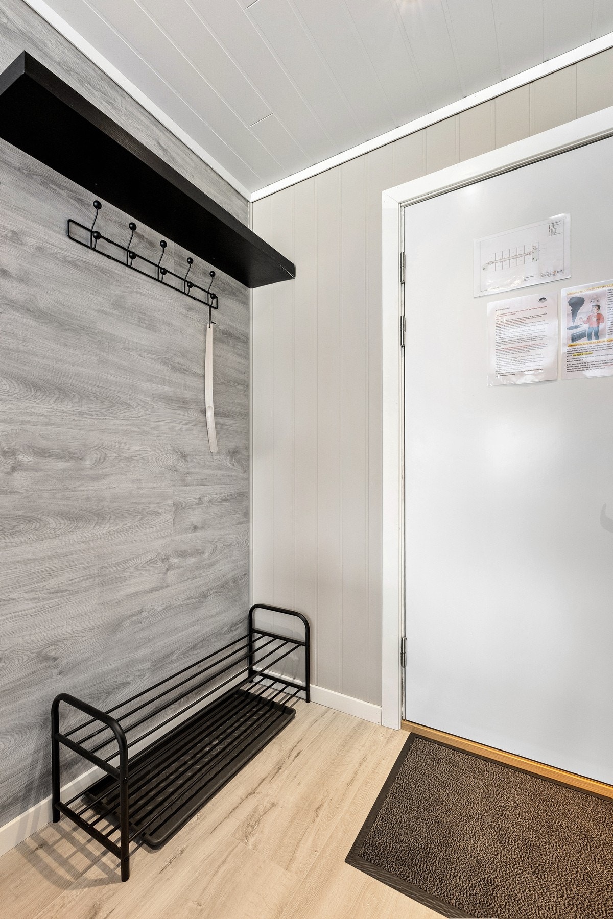 Entréen fremstår som praktisk og innbydende med gode oppbevaringsmuligheter for yttertøy og sko. Rommet har en funksjonell utforming med plass til oppheng og oppbevaring, noe som gir en ryddig og oversiktlig inngangssone. Galleribilde