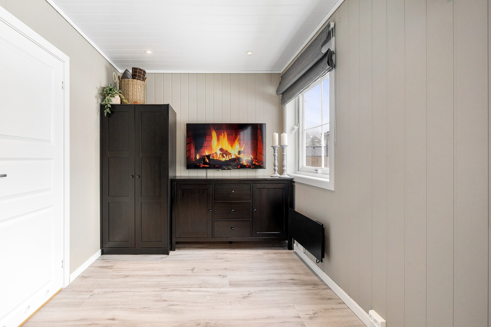 Det er god plass til både sofa- og TV-sone, og stuen ligger i åpen løsning mot kjøkken/spiseplass, noe som skaper en sosial og praktisk planløsning. Galleribilde