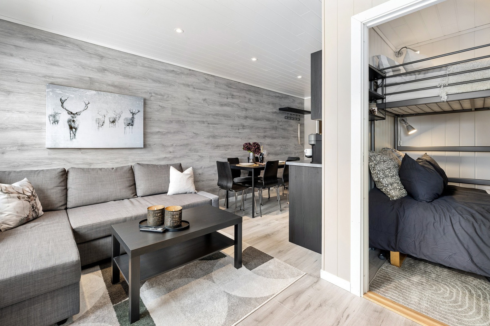 Rommet har en gjennomført og tidløs stil med lyse overflater i kombinasjon med moderne gulv. Galleribilde