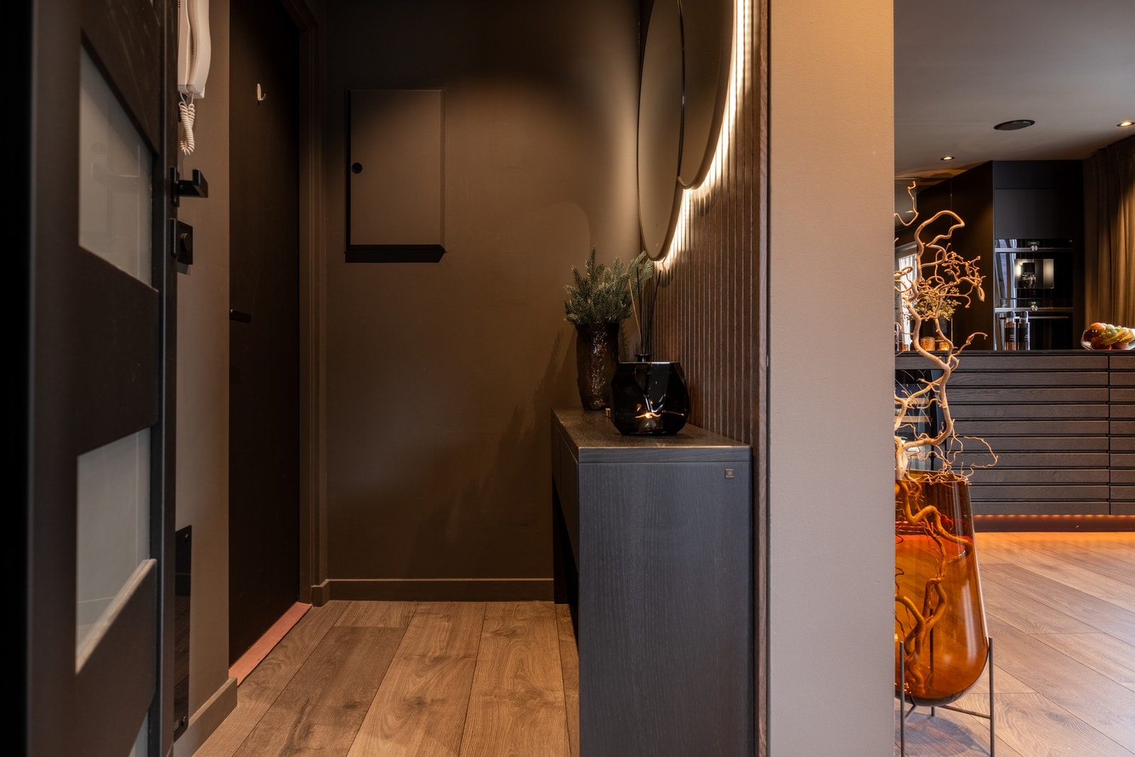 Det første som møter deg når du kommer inn i leiligheten er en flott entré. Galleribilde