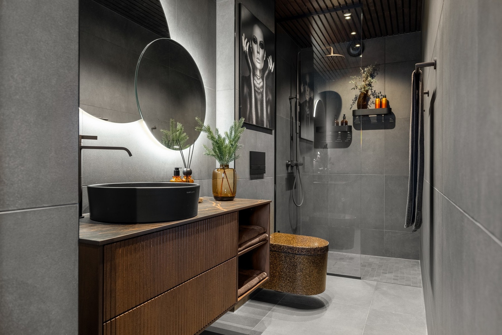 Det er benyttet høye kvaliteter på badet med kraner og rainshower dusj fra Tapwell, servantmøbel fra Epos serien til Halvor Bakke og designfliser i 60 x 60 cm fra Modena. Galleribilde