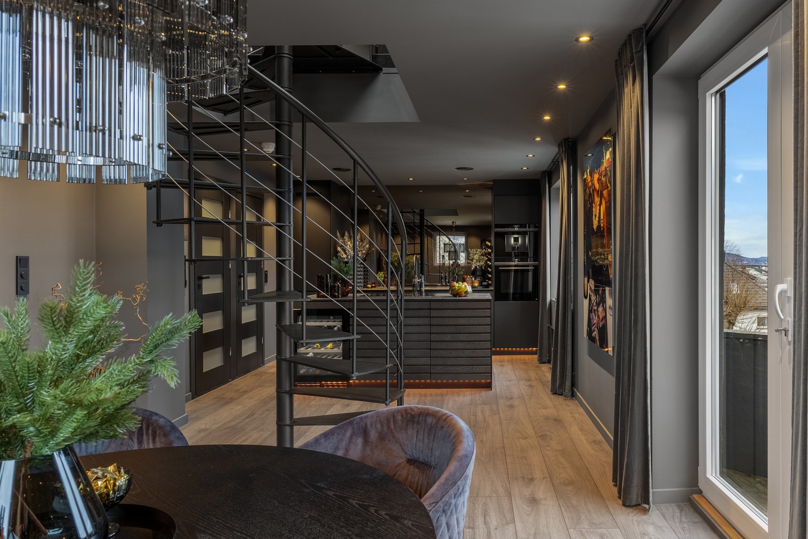 Bøhmergaten 6 presenteres av Mekleriet eiendomsmegling ved Eivind Kalve og Nicolay Brusegard. Galleribilde