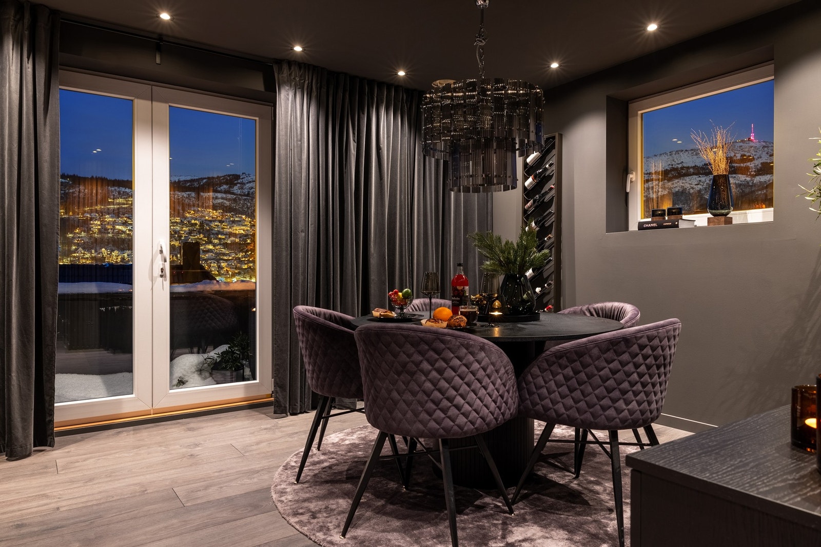 I stuen møtes du av nydelig utsikt i retning Fløyen og Ulrikken. Galleribilde