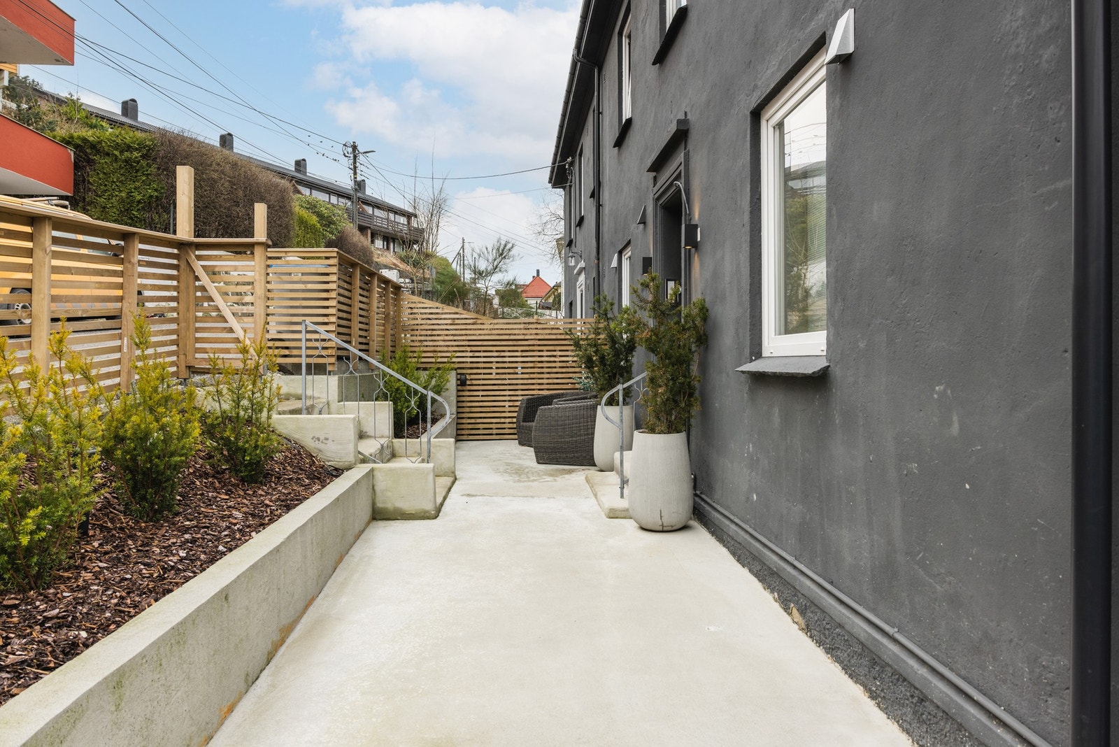 Det første som møter deg når du kommer til boligen er sameiet sine pent opparbeidete uteområder. Velkommen inn! Galleribilde