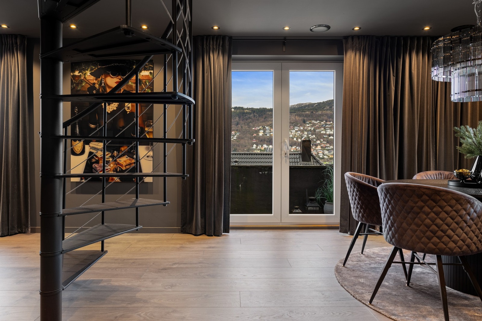 Videre kommer du inn til stuen og kjøkkenet med en åpen løsning. Galleribilde