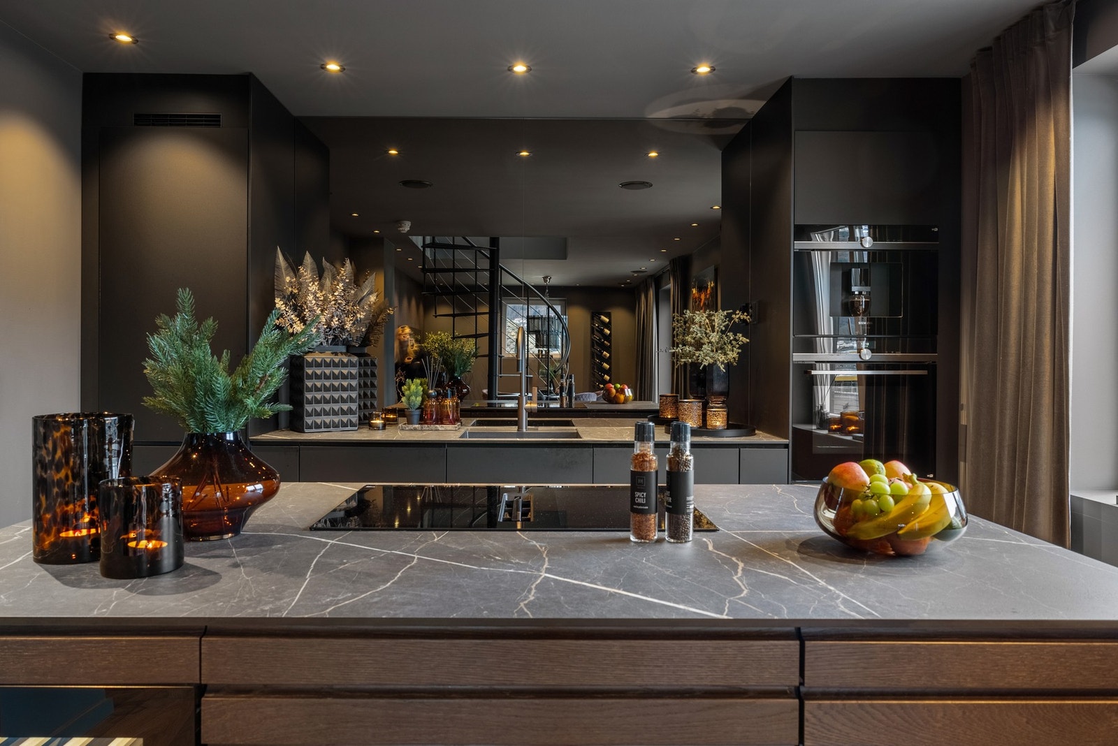 Kjøkkeninnredningen består av slette fronter og en laminatbenkeplate. Galleribilde