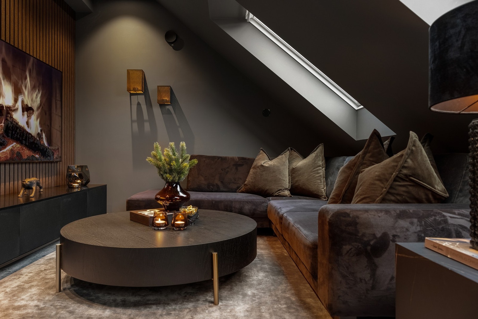 Loftstuen passer ypperlig som en egen mediesone med god plass til tv og sofa. Galleribilde